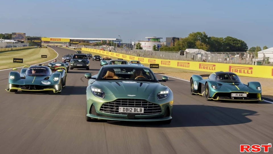 Aston Martin провел парад на Сильверстоуне